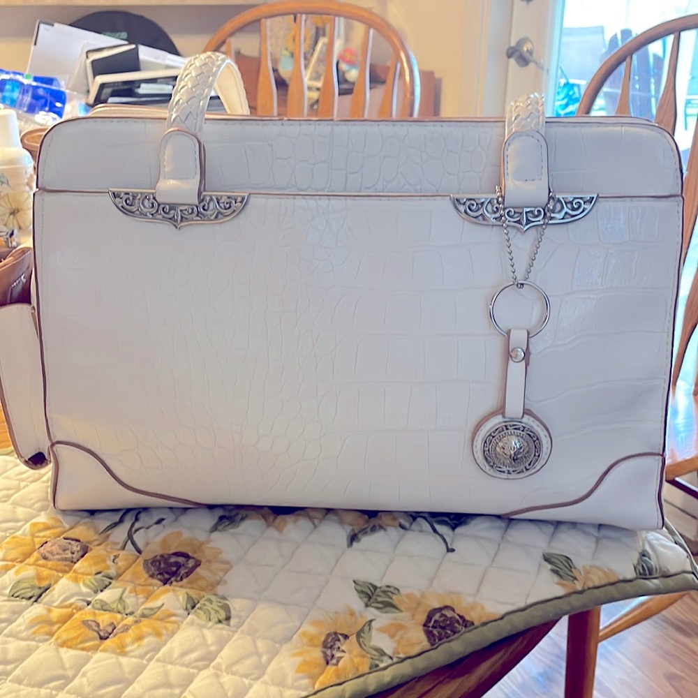 Bueno white purse in excellent condition never been used